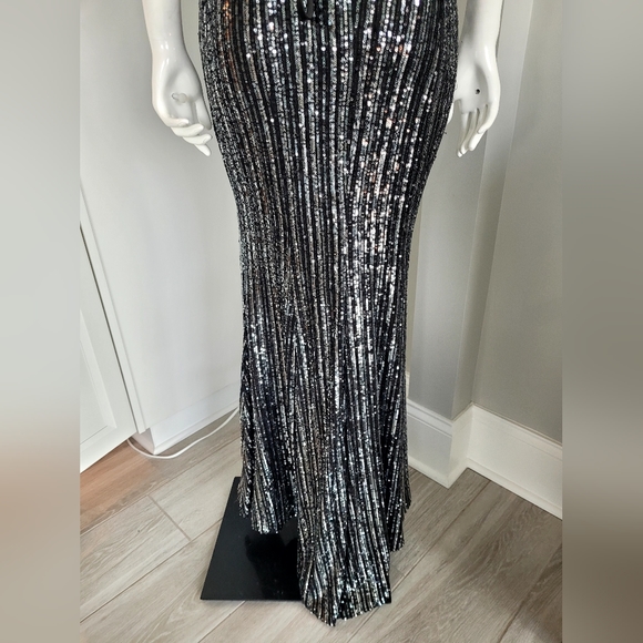Black and silver sequin gown - Picture 11 of 14